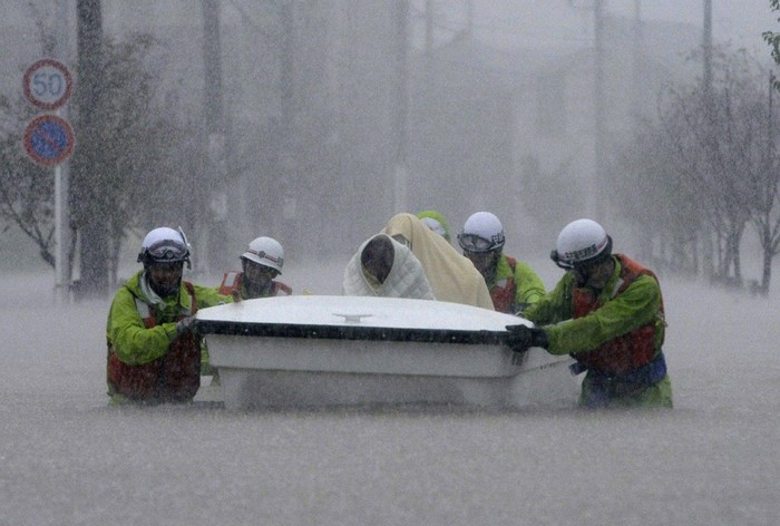Lính cứu hộ Nhật Bản đang giúp đỡ thường dân ở Nagoya, Aichi sơ tán tránh tai hoạ.